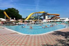 Pohled na bazény a tobogánový park